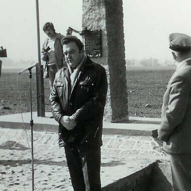 Obelisk upamiętniający odkrycie złóż w Sieroszowicach_zdjęcie archiwalne