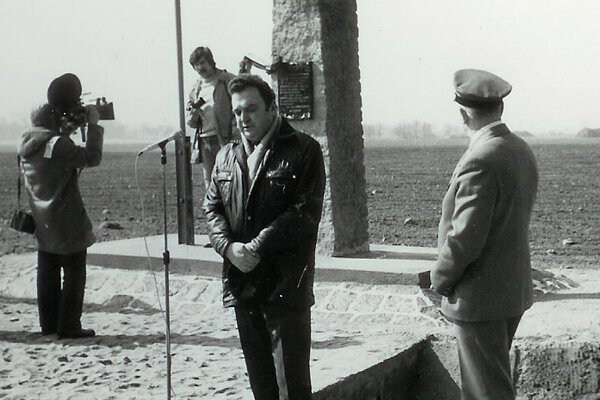 Obelisk upamiętniający odkrycie złóż w Sieroszowicach_zdjęcie archiwalne