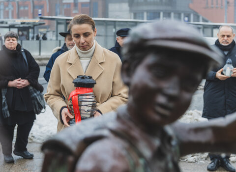 Prezydent Monika Chabior składa znicz przy pomniu, fot  Dominik Paszliński (1)