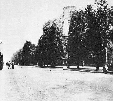 Miejsce akcji, Aleje Ujazdowskie przy skrzyżowaniu z ul  Chopina