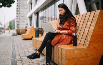 Badanie EY: Sztuczna inteligencja zmienia polityki zatrudnienia w firmach  w Polsce