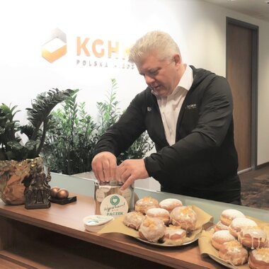 Wspólna pomoc w KGHM. Pracownicy po raz kolejny włączają się w akcję „Pączek ze szlachetnym nadzieniem”
