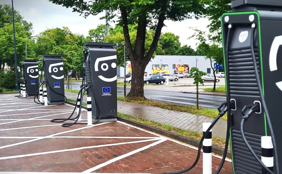 GreenWay i AMIC Energy rozwijają współpracę: kolejne stacje ładowania i promocja dla kierowców