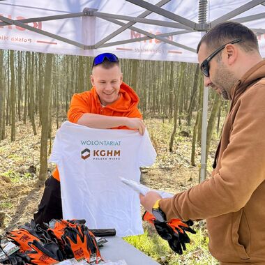 Wolontariusze KGHM zasadzili drzewa przy Hucie Miedzi Głogów (6)
