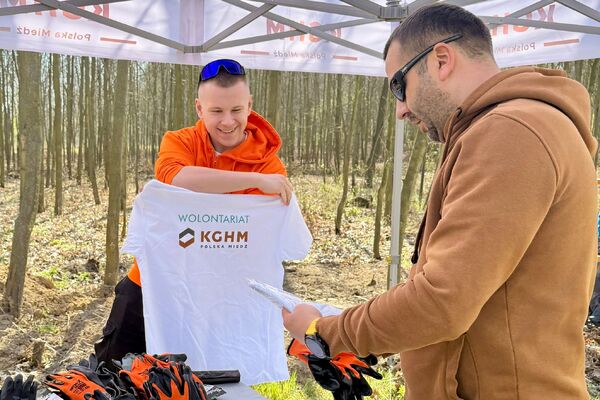 Wolontariusze KGHM zasadzili drzewa przy Hucie Miedzi Głogów (6)