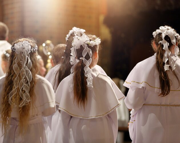 Pierwsza Komunia dla Polaków to tradycja rodzinna. Wyniki badania
