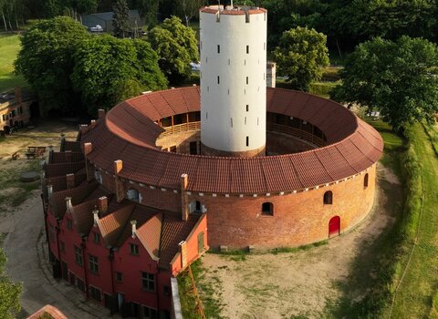 Kamieniczki i wieża Fort Carre Twierdzy Wisłoujście, mat  MG