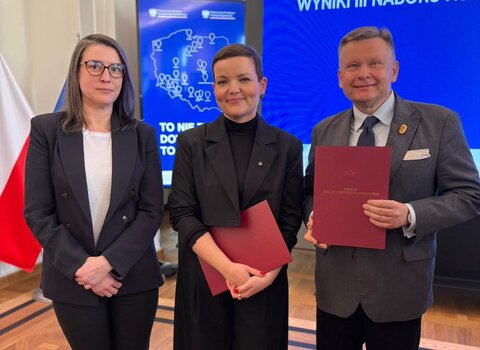 Uroczystość wręczania decyzji o dofinansowaniu w ramach programu FEnIKS. Od prawej Kinga Krause (MG), Marta Cienkowska - Ministra Kultury i Dziedzictwa Narodowego oraz Waldemar Ossowski, dyrektor Muzeum Gdańska. 