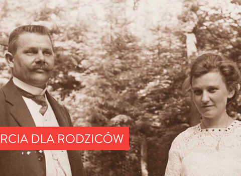 Czarno-białe zdjęcie rodziny z przełomu XIX i XX wieku - matki, ojca i dwójki dzieci.