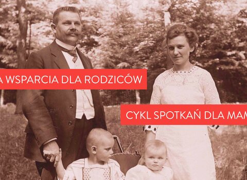 Czarno-białe zdjęcie rodziny z przełomu XIX i XX wieku - matki, ojca i dwójki dzieci.