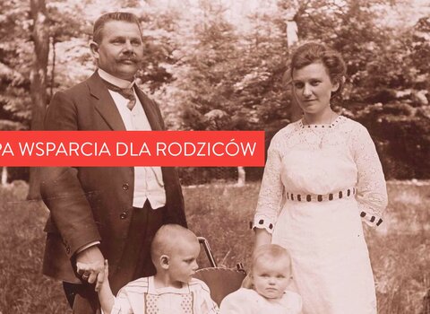 Czarno-białe zdjęcie rodziny z przełomu XIX i XX wieku - matki, ojca i dwójki dzieci.