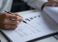 Surowe regulacje i sankcje UOKiK to za mało. Przeciętne opóźnienie w regulowaniu płatności w sektorze MŚP przekracza dwa tygodnie