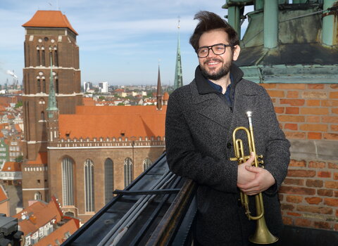 Emil Miszk na wiezy Ratusza Głównego Miasta fot  Grzegorz Mehring