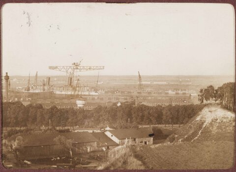 Widok ze wzgórza przy Bramie Oliwskiej na rejon Stoczni Schichaua, ok  1920, mat  MG