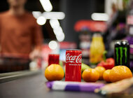 System Coca-Cola i Biedronka uruchamiają wspólną inicjatywę, która ma ułatwić konsumentom udział w systemie kaucyjnym