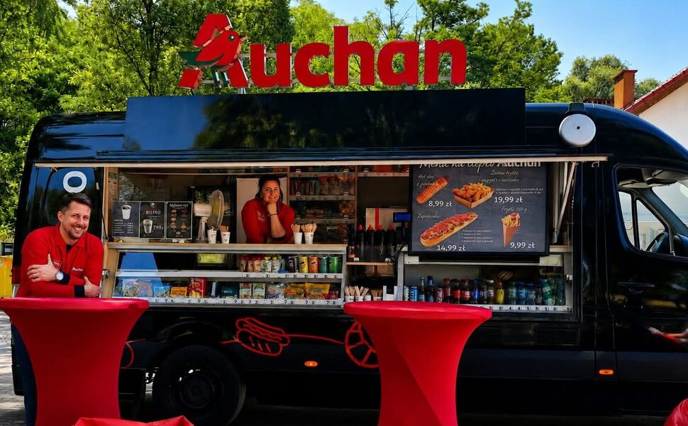 Auchan Polska rozwija sieć Food Trucków. Mobilny format obejmie cztery lokalizacje 