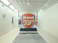 Od części lotniczych do symbolu futbolu. Emirates pokazują, jak powstał Aircrafted Arsenal Crest