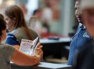 Niemal połowa zgłoszeń obsługiwana przez AI - Carrefour Polska podsumowuje efekty działania Karola 