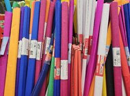Finał wyprzedaży szkolnej w Carrefour - sieć rozdaje wybrane artykuły piśmiennicze za darmo oraz przecenia najczęściej kupowane produkty
