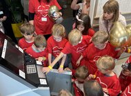 Prawdziwy bankomat, cyberbezpieczeństwo i nauka przez zabawę. Bank Pekao otwiera edukacyjną przestrzeń dla dzieci