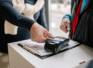 44 proc. Polaków sięgnęło po kartę kredytową lub pożyczkę, żeby opłacić bieżące zobowiązania. Badanie Intrum rzuca nowe światło na sytuację finansową gospodarstw domowych