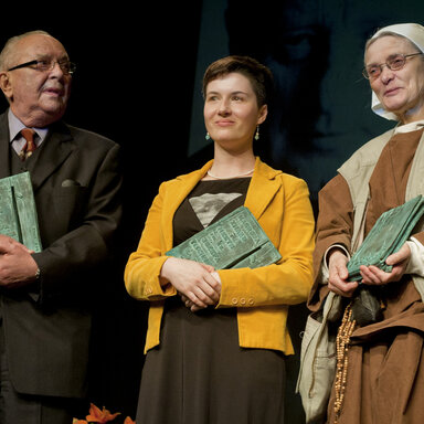 Laureaci Nagrody Znaku i Hestii im. ks. Tischnera: siostra Małgorzata Chmielewska, prof. Jerzy Szacki, dr Karolina Wigura