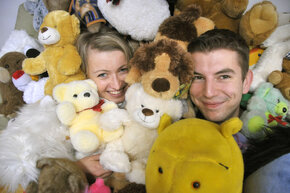 organizatorzy akcji "Rozdajmy uśmiech" z zebranymi pluszakami, fot. K. Krzempek