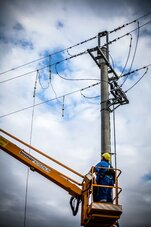 Pionowanie słupów energetycznych Enei w okolicach Czerniejewa (woj. wielkopolskie) 02