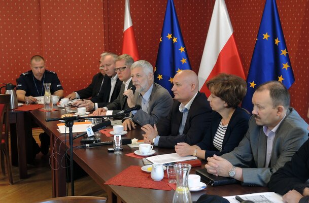 Konferencja prasowa po posiedzeniu sztabu zarządzania kryzysowego w Poznaniu z udziałem wiceministra