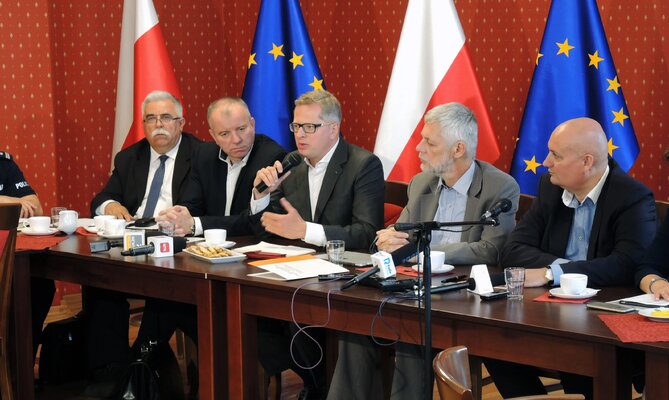 Konferencja prasowa po posiedzeniu sztabu zarządzania kryzysowego w Poznaniu z udziałem wiceministra