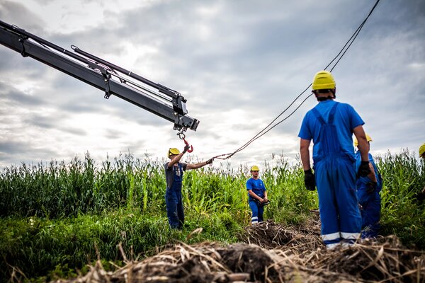 Pionowanie słupów energetycznych Enei w okolicach Czerniejewa (woj. wielkopolskie) 08