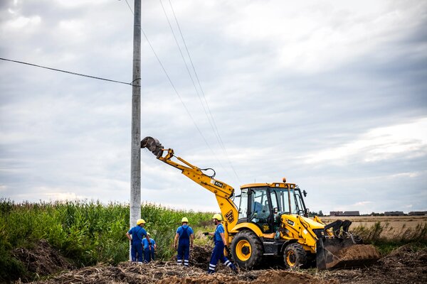 Pionowanie słupów energetycznych Enei w okolicach Czerniejewa (woj. wielkopolskie) 05