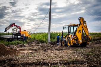 Pionowanie słupów energetycznych Enei w okolicach Czerniejewa (woj. wielkopolskie) 06