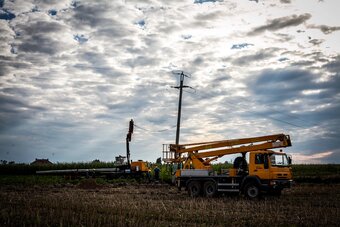 Pionowanie słupów energetycznych Enei w okolicach Czerniejewa (woj. wielkopolskie) 12