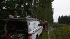 ekipa Energi Operatora naprawia sieć w okolicach Dziemian_03.MOV