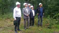 Wicminister energii Andrzej Piotrowski oraz prezesi Enei Operator oglądają odbudowę linii 15 kV Tuchola - Łyskowo (2).jpeg