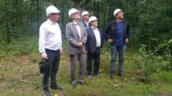 Wiceminister energii Andrzej Piotrowski oraz prezesi Enei Operator oglądają odbudowę linii 15 kV