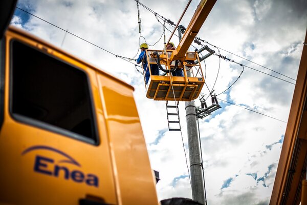 Pionowanie słupów energetycznych Enei w okolicach Czerniejewa (woj. wielkopolskie) 01