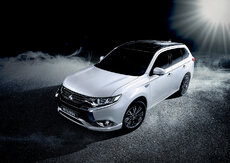 Mitsubishi_Outlander_PHEV_2017_102.jpg