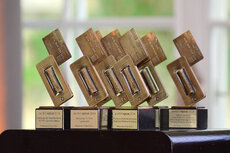 Statuetki Portfel Roku Tygodnika Wprost.jpg