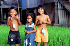children carps Cambodia (c) Zeb Hogan WWF-Canon.jpg