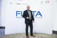Wojciech Ankiewicz z nagrodą Fleet Awards 2018 dla Mitsubishi L200.jpg