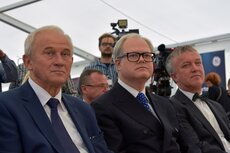 Ostrołęka minister K_Tchórzewski, prezes Energi A_Siwko i John L. Armstrong - Radca ds Ekonomicznych w Ambasadzie Stanów Zjednoczonych w Polsce.jpg