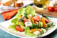 Salatka z serem plesniowym z dodatkiem truskawek.jpg