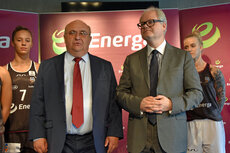 Prezesi Arkadiusz Siwko (z prawej) i Maciej Krystek z zawodniczkami Energa Toruń.jpg