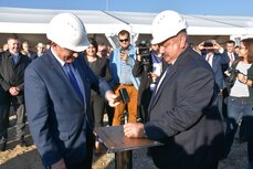 Minister K. Tchórzewski i preezes E. Siurnicki wbiają reper na budowie Elektrowni Ostrołęka C.jpg