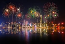 Zdecydowanie warto zobaczyć spektakularny pokaz fajerwerków organizowany w grudniu w Porcie Wiktorii. Zdjęcie Krunja  Shutterstock.jpg