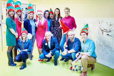 Na zdjęciu: członkowie zarządu Provident Polska podczas Mikołajek w szpitalu 