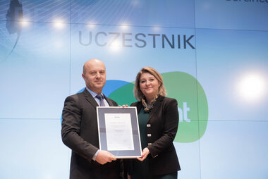 FOT: GPW / Marcin Żuchowski, członek zarządu Providenta odbiera RESPECT Certificate 