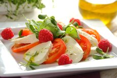 malinowa salatka caprese.jpg